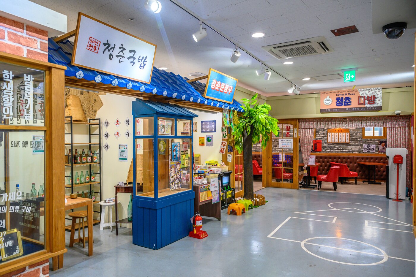 본문 이미지 - 청춘 1번가에서는 레트로 감성을 흠뻑 느낄 수 있다. 왼쪽부터 청춘국밥, 청춘문방구, 청춘다방이 위치한다.