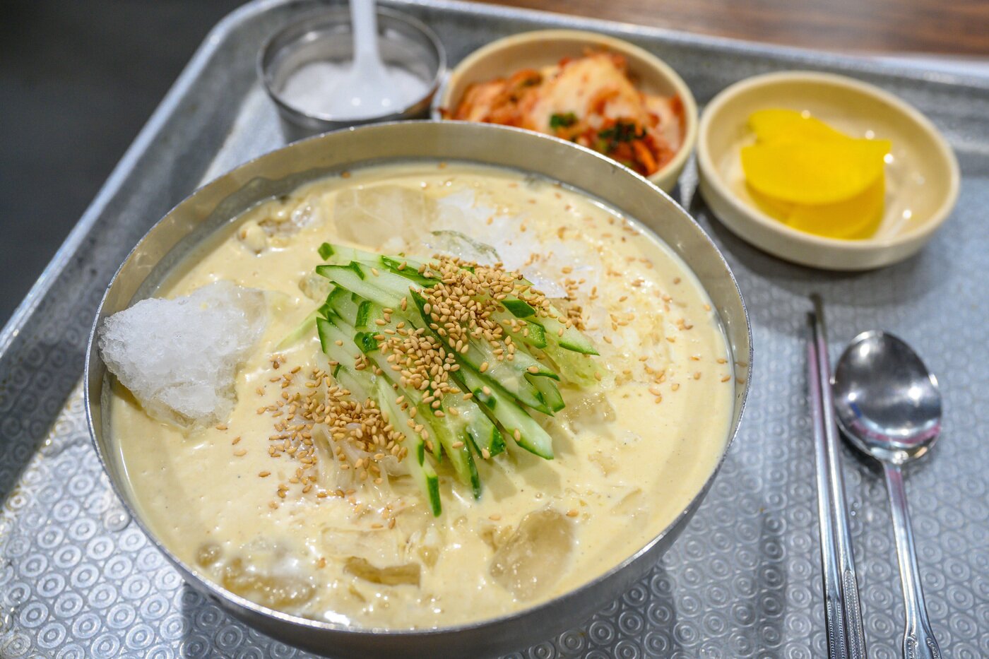 본문 이미지 - 풍물시장 안, 빨강동에서 먹은 콩국수의 모습이다. 깔끔한 맛이 아주 좋다.