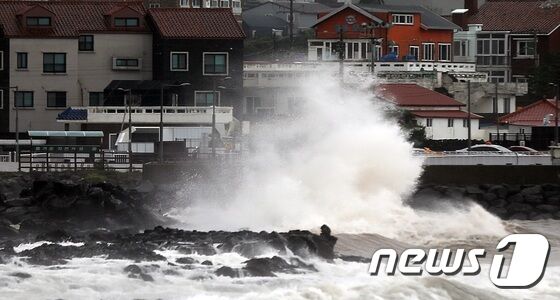 17일 오전 제14호 태풍 '찬투(CHANTHU)'의 영향으로 제주 용담 해안도로에 거대한 파도가 치고 있다. 고동명 기자