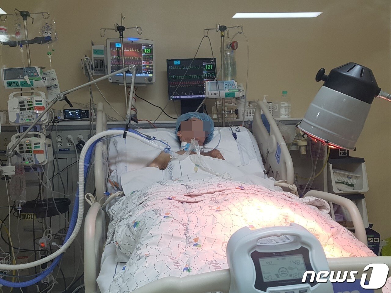 본문 이미지 - 요양보호사로 근무하던 지씨는 사회 필수 인력으로 백신을 교차 접종한 뒤 이상증세로 심장이식수술을 받고 중환자실에서 입원 중에 있다.ⓒ 뉴스1 김대광 기자