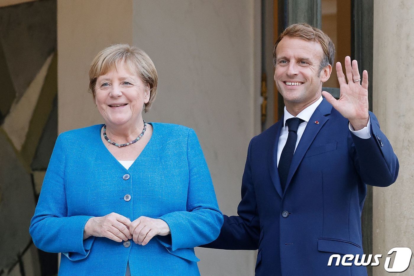 본문 이미지 - 에마뉘엘 마크롱 프랑스 대통령이 16일  엘리제궁을 방문한 앙겔라 메르켈 독일 총리를 환영하고 있다. ⓒ AFP=뉴스1 