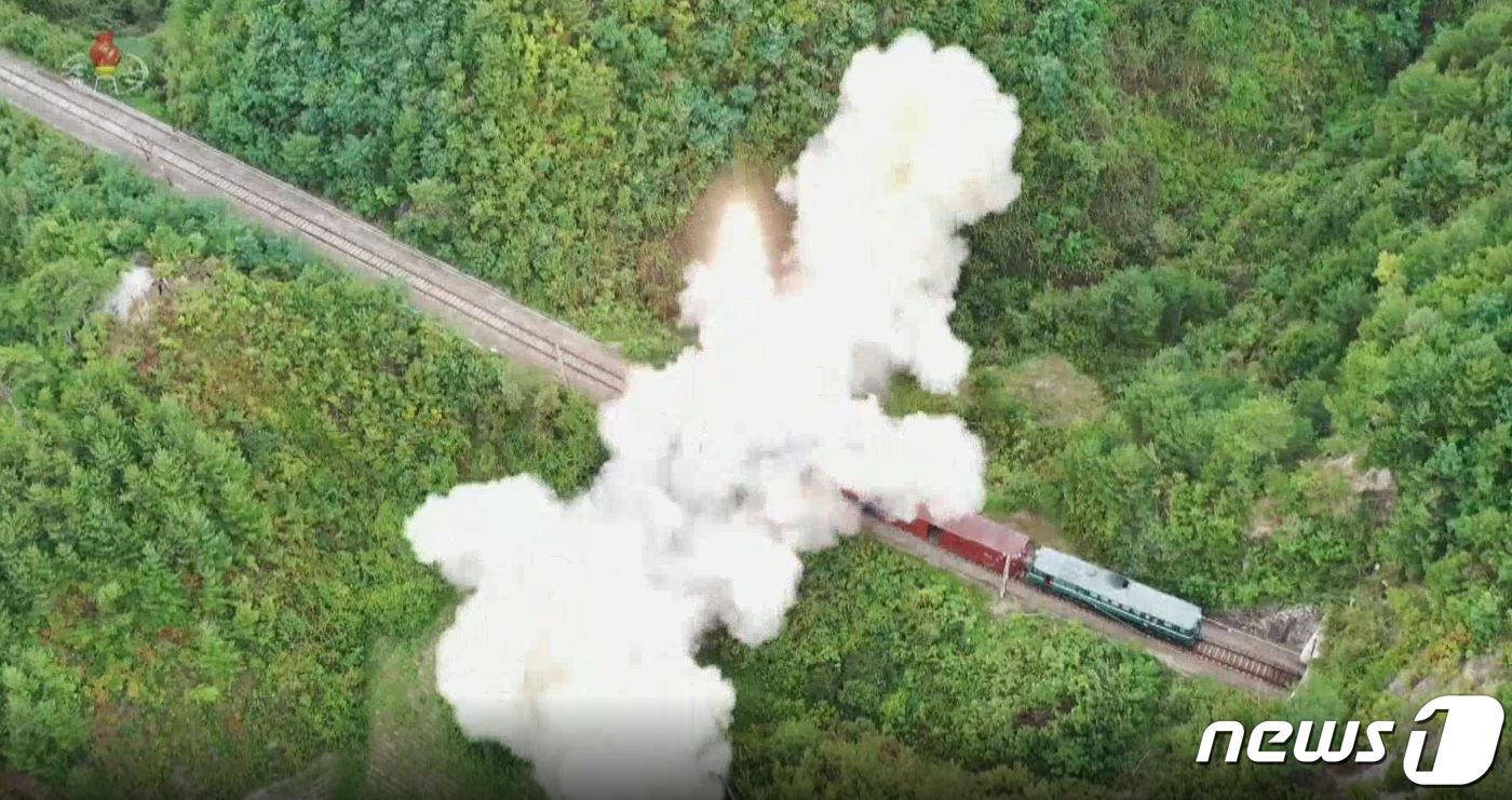 본문 이미지 - 북한이 지난 15일 '철도기동미사일연대''의 검열 사격훈련을 실시했다. (조선중앙TV 캡처) ⓒ 뉴스1