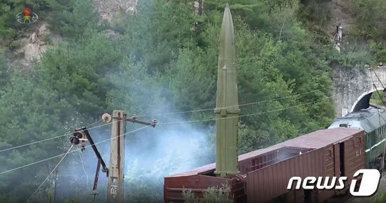 북한이 지난 15일 '철도기동미사일연대'의 검열 사격훈련을 실시했다. 미사일이 발사에 앞서 열차형 이동식 발사대 위에 세워져 있다. (조선중앙TV 캡처)
