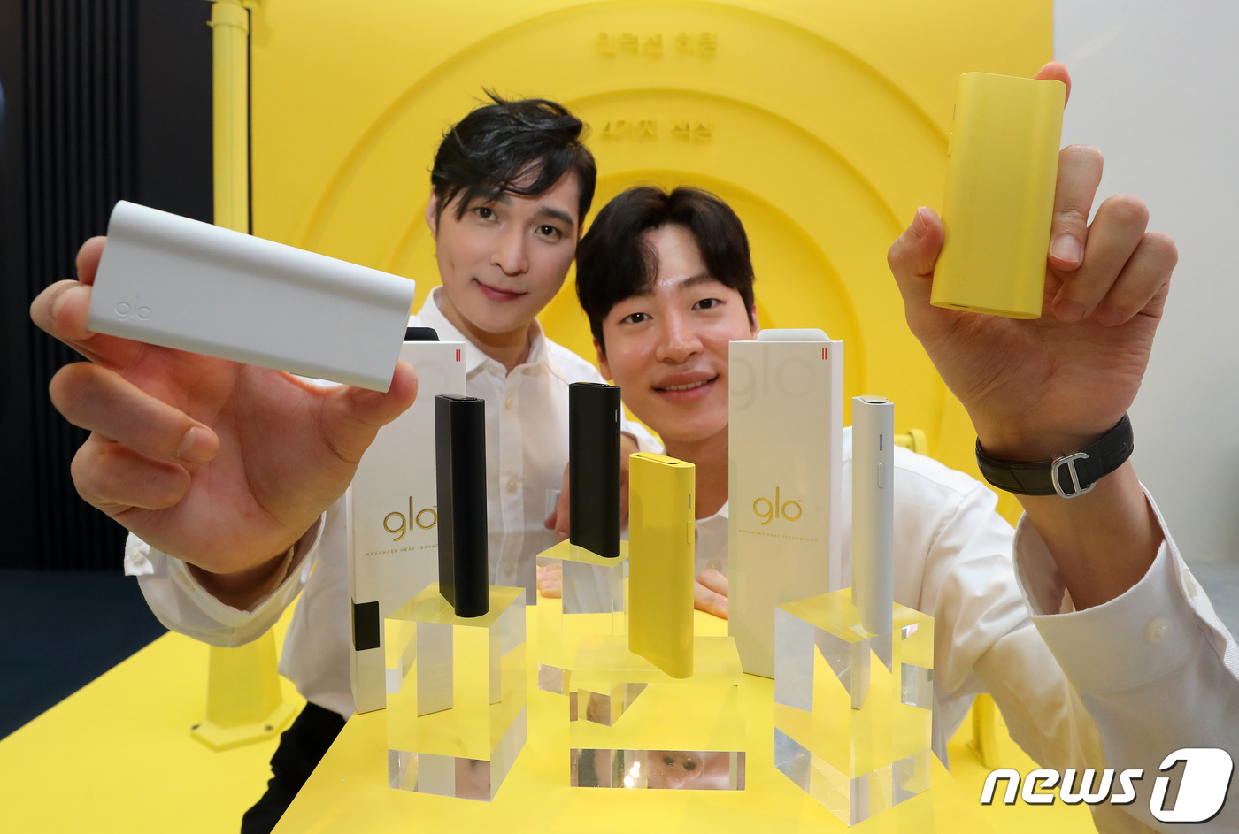 (서울=뉴스1) 이동해 기자 = BAT로스만스가 17일 서울 여의도 IFC몰 노스아트리룸에 설치된 팝업스토어에서 공식 출시를 앞둔 궐련형 전자담배 신제품 글로 프로 슬림(glo p …