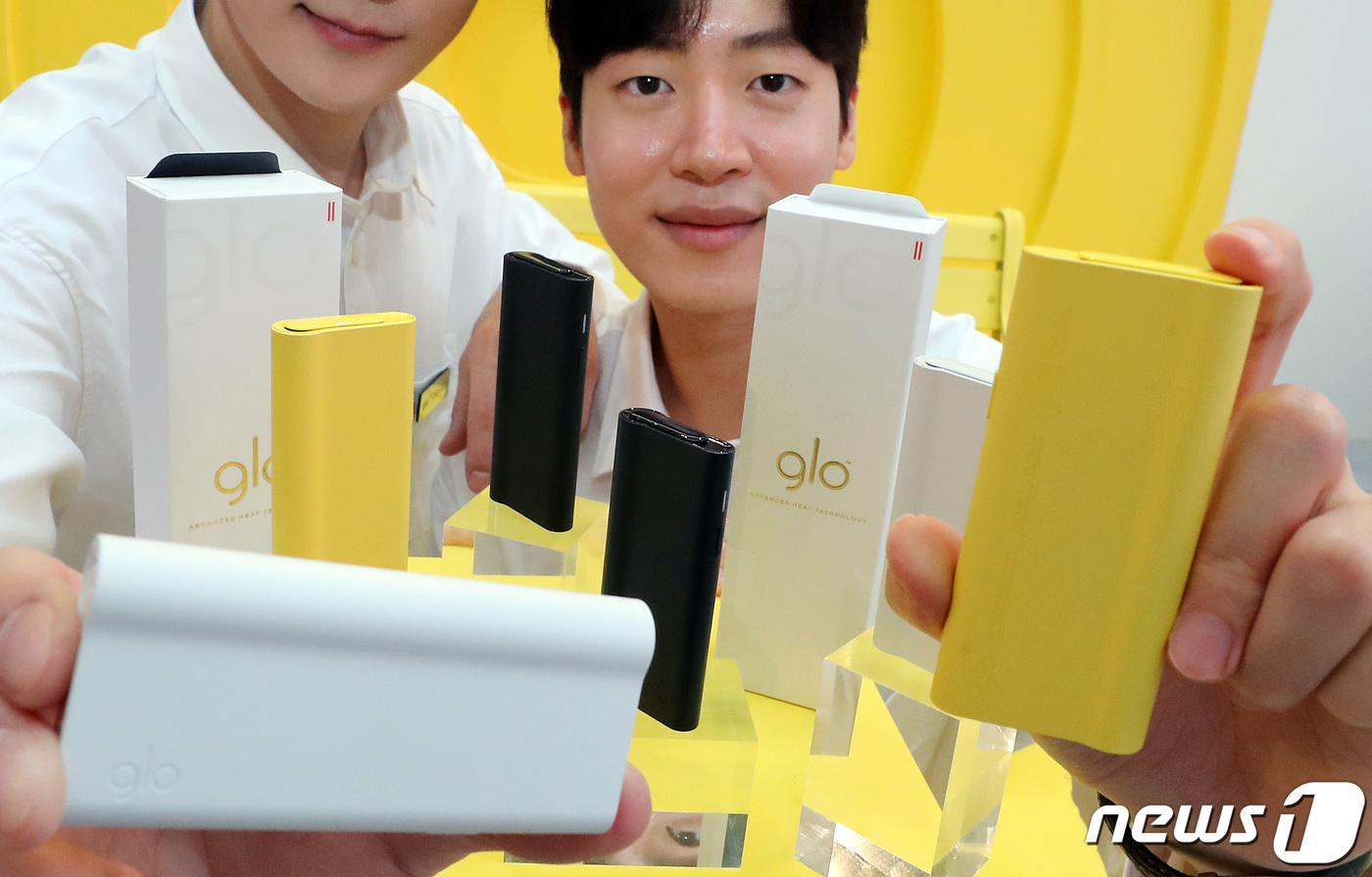 (서울=뉴스1) 이동해 기자 = BAT로스만스가 17일 서울 여의도 IFC몰 노스아트리룸에 설치된 팝업스토어에서 공식 출시를 앞둔 궐련형 전자담배 신제품 글로 프로 슬림(glo p …