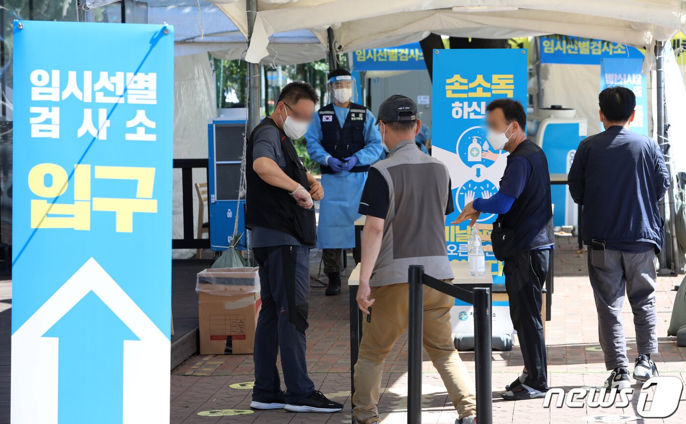 본문 이미지 - 17일 오후 경기도 용인시 처인구 경부고속도로 용인휴게소(인천방향)에 설치된 임시선별검사소에서 시민들이 신종 코로나바이러스 감염증(코로나19) 검체 검사를 받기 위해 줄을 서 있다. 중앙재난안전대책본부는 추석 연휴에도 기존 여름 휴가철에 설치된 경부고속도로 안성휴게소(서울방향) , 중부고속도로 이천휴게소(하남방향), 서해안고속도로 화성휴게소(서울방향), 영동고속도로 용인휴게소(인천방향)의 임시선별검사소 4곳을 연장 운영한다고 밝혔다 2021.9.17/뉴스1 ⓒ News1 김영운 기자