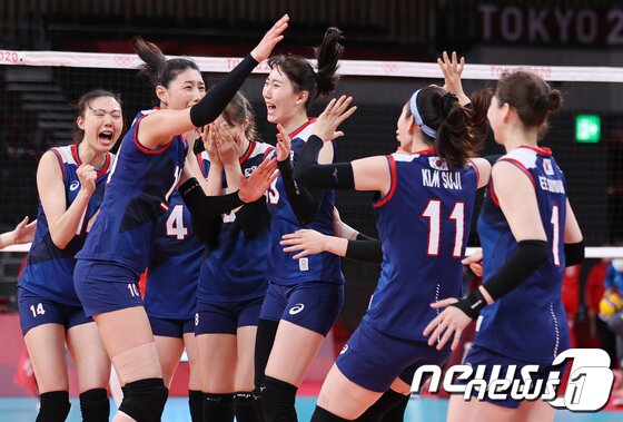 본문 이미지 - 배구 김연경을 비롯한 선수들이 4일 오전 일본 도쿄 아리아케 아레나에서 열린 '2020 도쿄올림픽' 여자 배구 8강 대한민국과 터키의 경기에서 세트 스코어 3-2로 승리를 거둔 후 기뻐하고 있다. ⓒ 뉴스1