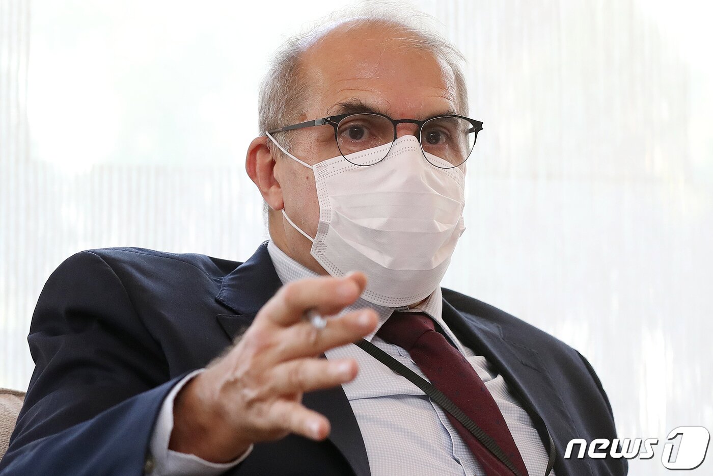 본문 이미지 - 필립 르포르 주한 프랑스 대사가 17일 주한프랑스대사관저에서 호주와의 잠수함 건조사업이 무산된 것과 관련해 프랑스 정부의 입장을 발표하고 있다. 2021.9.17/뉴스1 ⓒ News1 민경석 기자