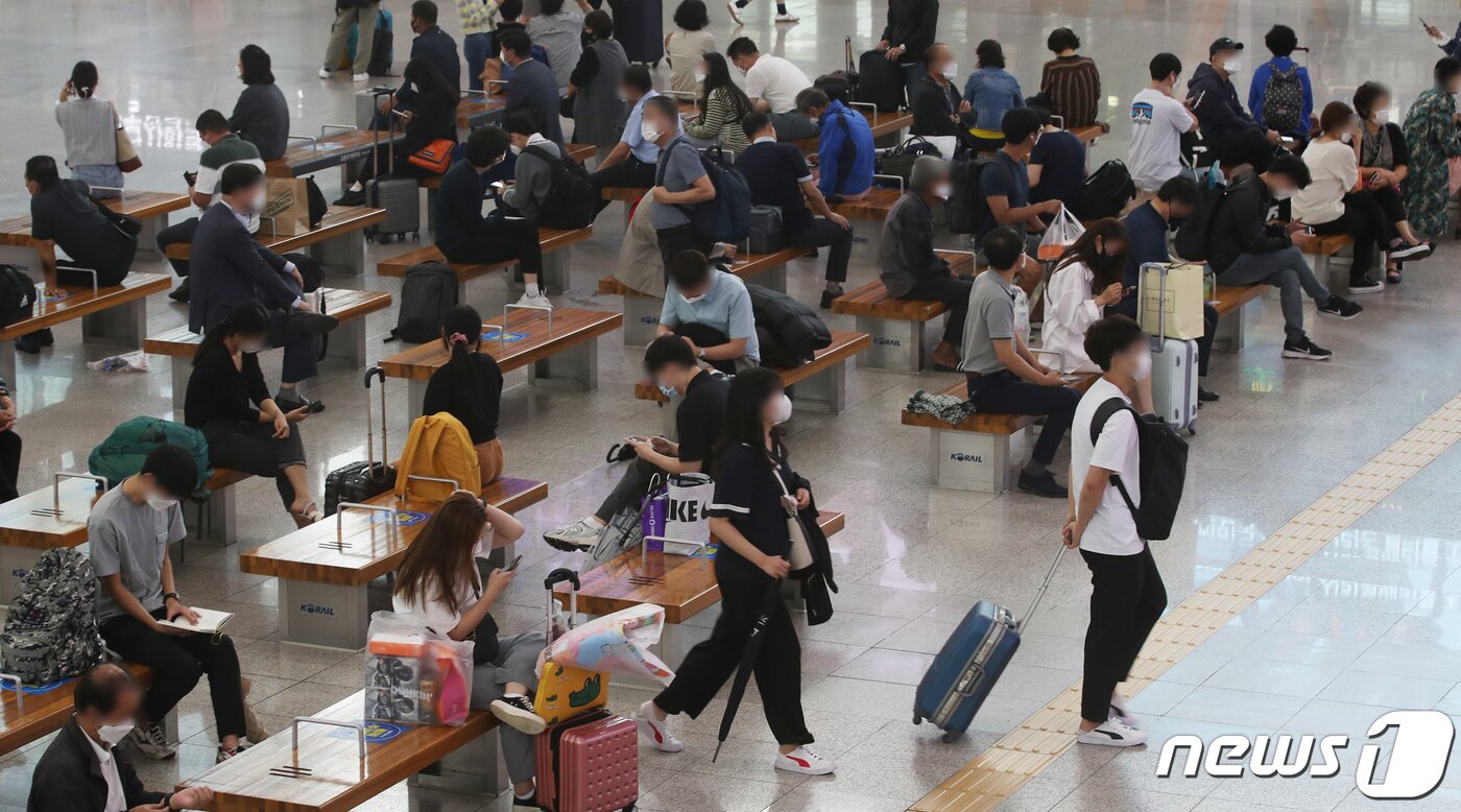 본문 이미지 - 추석 연휴를 앞둔 17일 오후 부산 동구 부산역을 찾은 귀성객들이 열차 탑승 전 대합실에서 대기하고 있다. 2021.9.17/뉴스1 ⓒ News1 여주연 기자