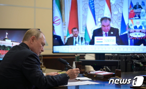 블라디미르 푸틴 러시아 대통령이 화상으로 열린 상하이협력기구(SCO) 정상회의에 참석하고 있다. © 로이터=뉴스1