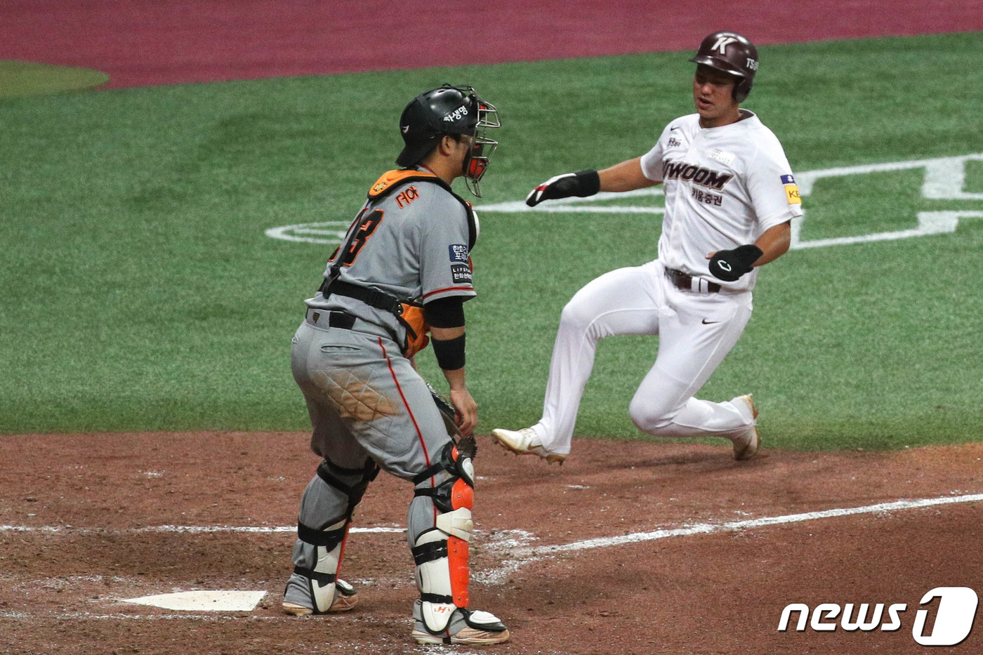 (서울=뉴스1) 성동훈 기자 = 17일 서울 구로구 고척스카이돔에서 열린 2021 프로야구 신한은행 SOL KBO리그 키움 히어로즈와 한화 이글스의 경기 6회말 1사 1루 상황, …