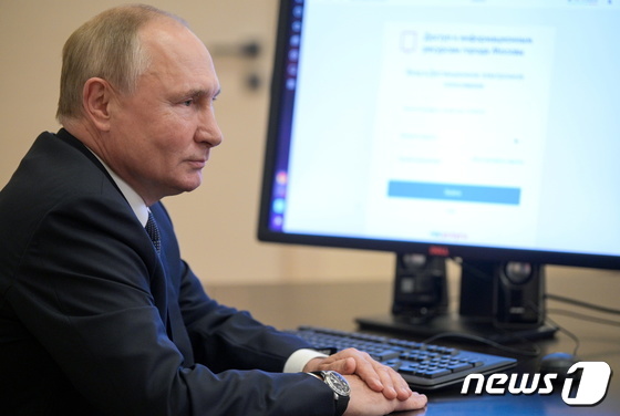 17일 러시아에서 하원의원을 뽑는 총선이 시작된 가운데 블라디미르 푸틴 대통령이 온라인으로 투표에 참여하고 있다. © 로이터=뉴스1 © News1 정윤영 기자