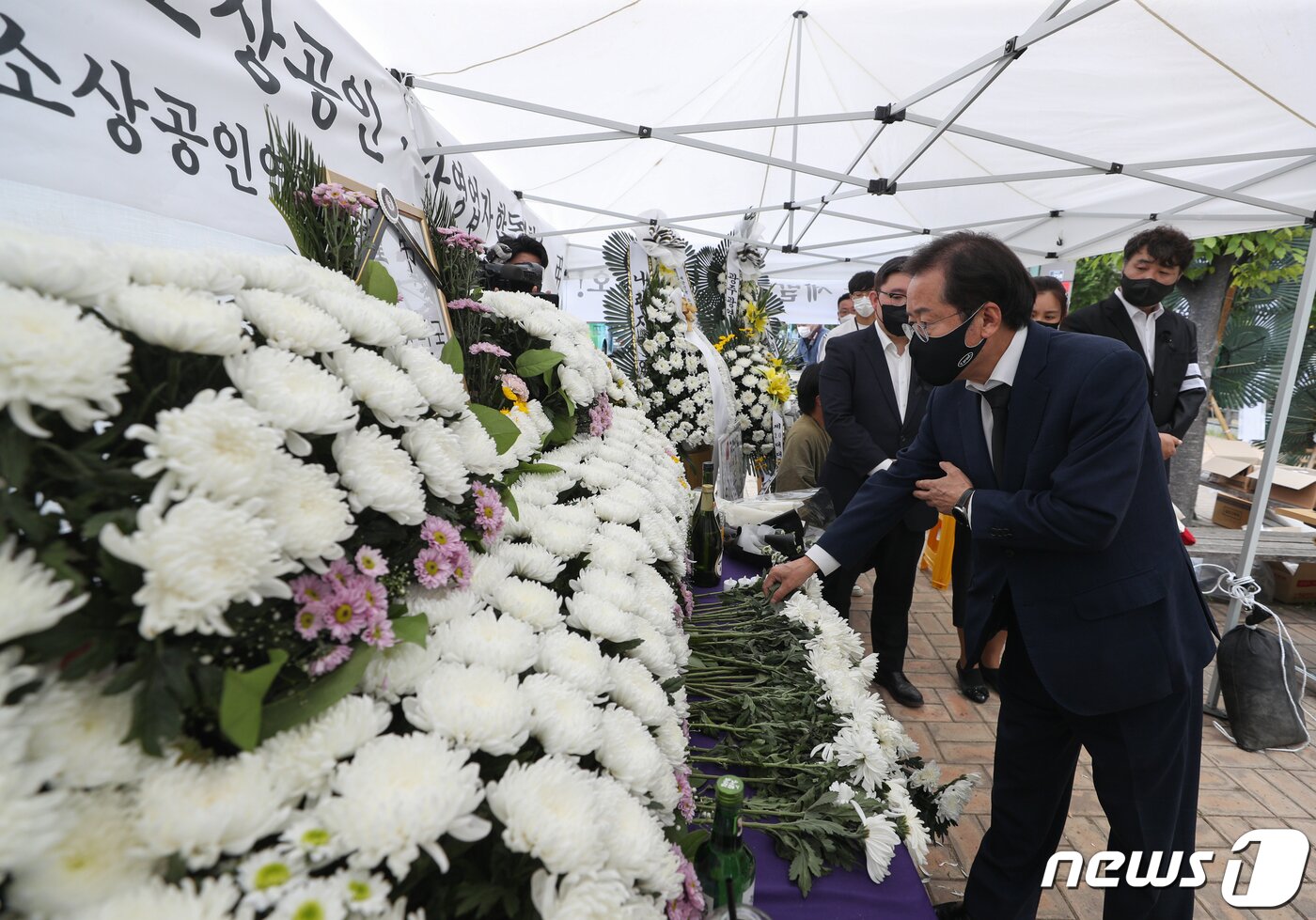 본문 이미지 - 홍준표 국민의힘 대선 경선 후보가 18일 서울 여의도 국회 앞에 마련된 자영업자들의 합동분향소에 헌화하고 있다. 2021.9.18/뉴스1 ⓒ News1 신웅수 기자