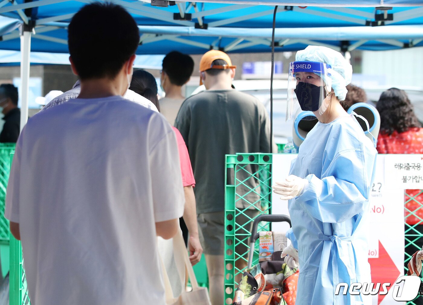 본문 이미지 - 추석 연휴 둘째 날인 19일 오전 서울 중구 보건소 신종 코로나바이러스 감염증(코로나19) 선별진료소에서 의료진과 근무자들이 검사를 받기 위해 온 시민들을 안내하고 있다. 질병관리청 중앙방역대책본부는 19일 0시 기준 신종 코로나바이러스 감염증(코로나19) 신규 확진자가 전날 대비 177명 감소한 1910명 발생했다고 밝혔다. 2021.9.19/뉴스1 ⓒ News1 박정호 기자