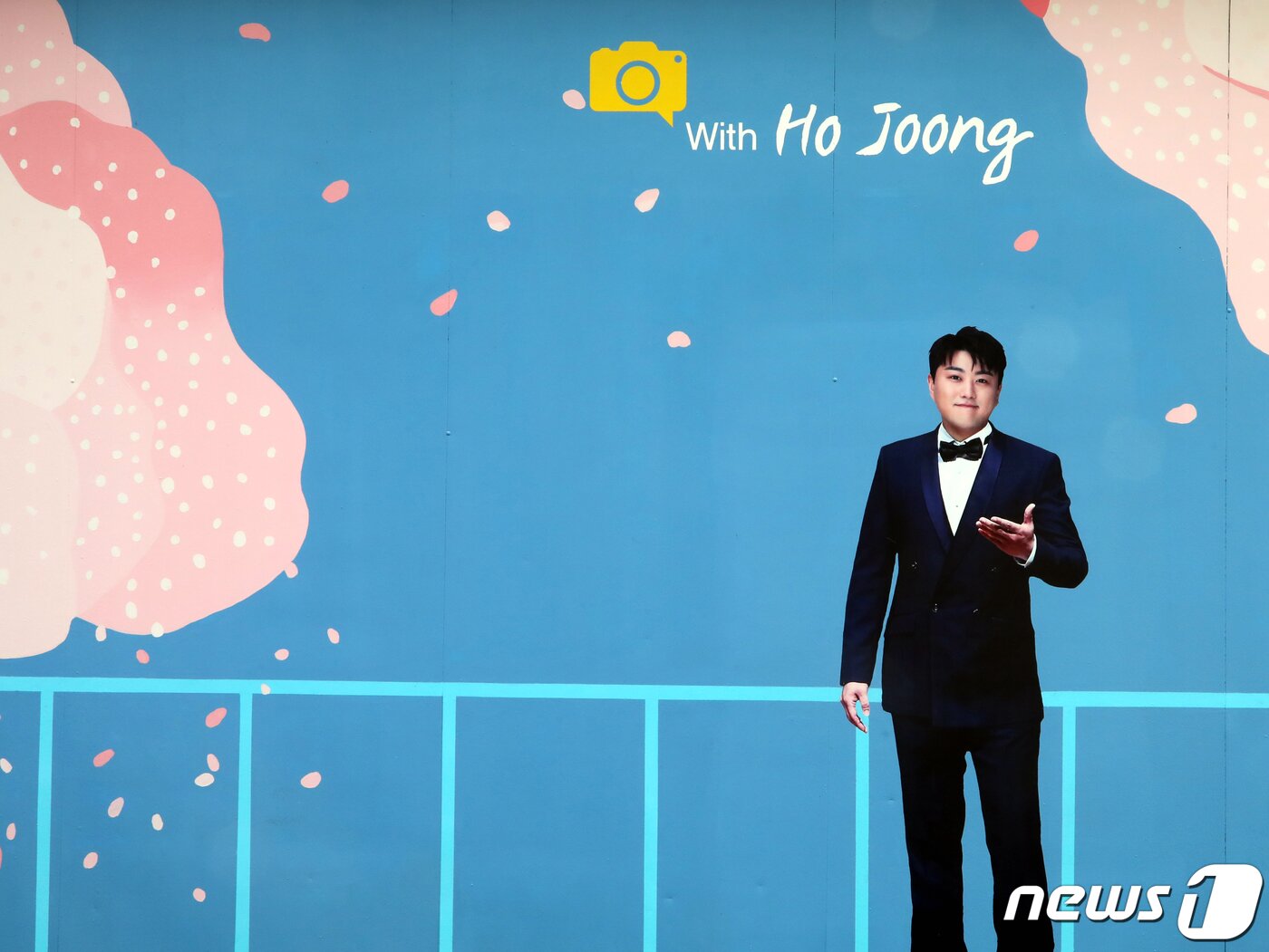 본문 이미지 - 경북 김천예고 옆 교동연화지로 가는 골목길에 조성된 '트바로티 김호중 소리길' 벽에 붙여진 김호중의 사진이 팬들을 기다리고 있다. 2021.9.20/뉴스1 ⓒ News1 정우용 기자