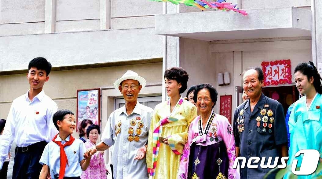 본문 이미지 - (평양 노동신문=뉴스1) = 북한 노동당 기관지 노동신문은 2일 '국가는 의무를, 인민은 권리를'라는 기사로 사회주의 체제를 선전했다. 신문은 "진정 인민이 모든 것의 주인이 되고 모든 것이 인민을 위해 복무하는 우리 조국"이라고 강조했다. [국내에서만 사용가능. 재배포 금지. DB 금지. For Use Only in the Republic of Korea. Redistribution Prohibited] rodongphoto@news1.kr