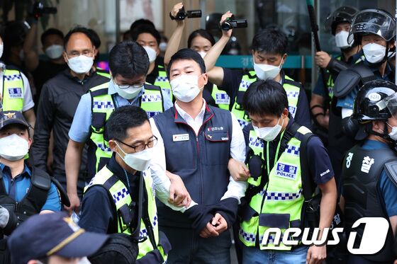 2일 오전 서울 중구 민주노총 사무실에서 경찰들이 양경수 민주노총 위원장 구속영장 집행을 하고 있다. 조태형 기자
