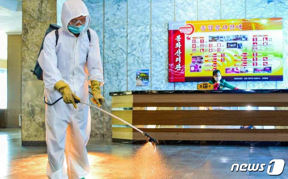 (평양 노동신문=뉴스1) = 북한 노동당 기관지 노동신문은 2일 사소한 빈틈도 없게 코로나19(신종 코로나바이러스 감염증) 비상방역전에 계속 총력을 집중하자고 촉구했다. 사진은 소 …