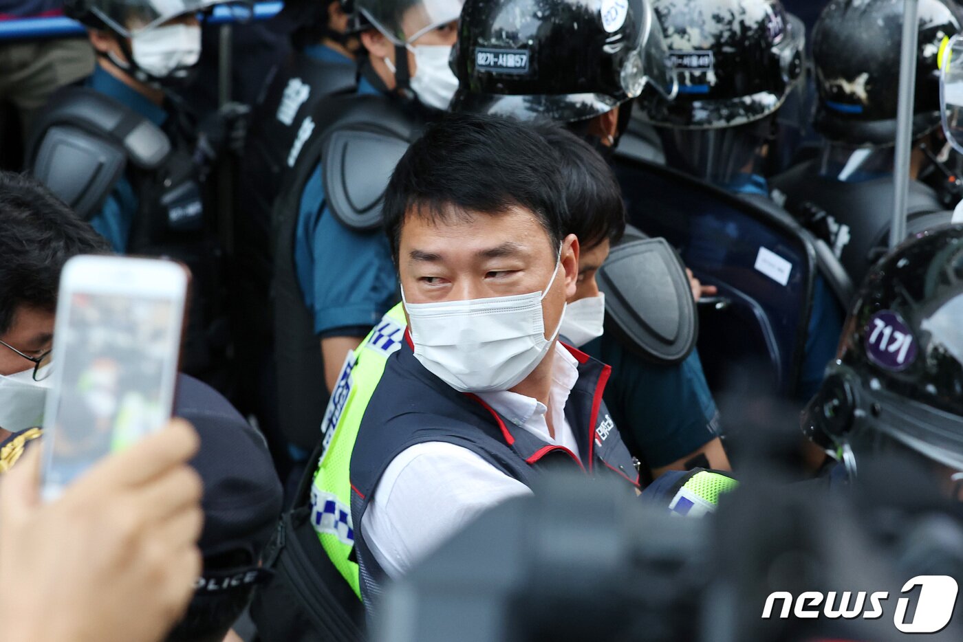 본문 이미지 - 양경수 민주노총 위원장이 2일 오전 서울 중구 민주노총 사무실에서 구속되던 중 민주노총 회원들을 바라보고 있다. 2021.9.2/뉴스1 ⓒ News1 조태형 기자