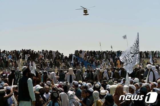 1일(현지시간) 미군이 철수한 아프간 칸다하르에서 열린 축하 집회에 많은 지지자들이 참석을 하고 있다. AFP