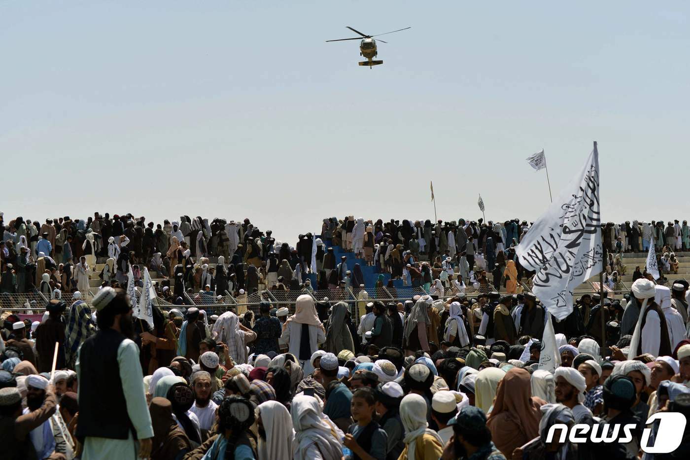 1일&#40;현지시간&#41; 미군이 철수한 아프간 칸다하르에서 열린 축하 집회에 많은 지지자들이 참석을 하고 있다. AFP
