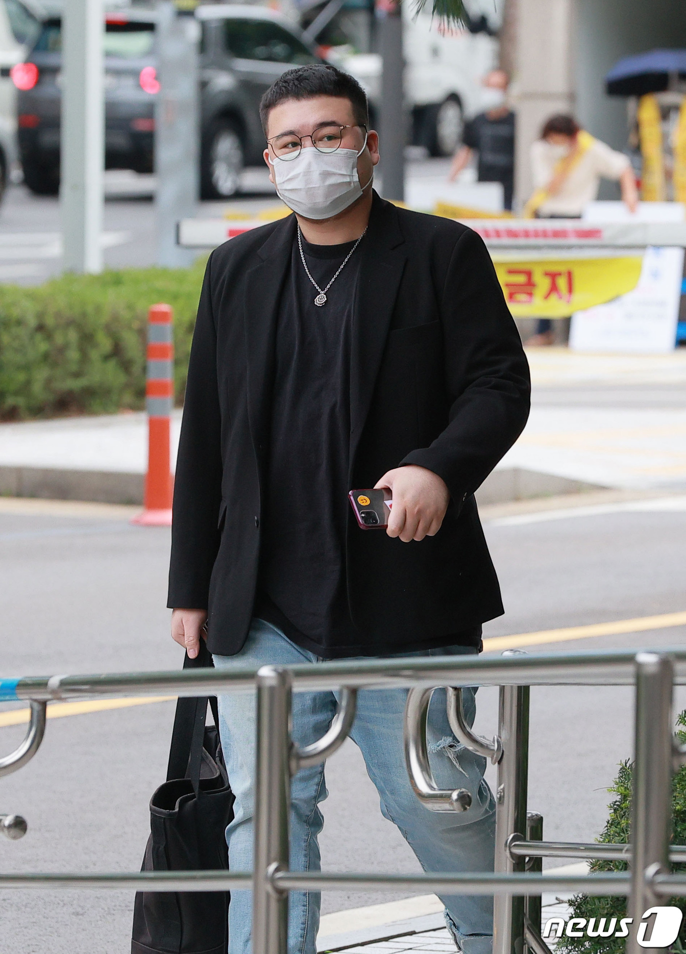 (서울=뉴스1) 권현진 기자 = 래퍼 킬라그램(29·이준희)이 2일 오전 서울 양천구 서울남부지법에서 열린 두 번째 공판에 출석하고 있다.미국 국적의 킬라그램은 마약류 관리에 관한 …