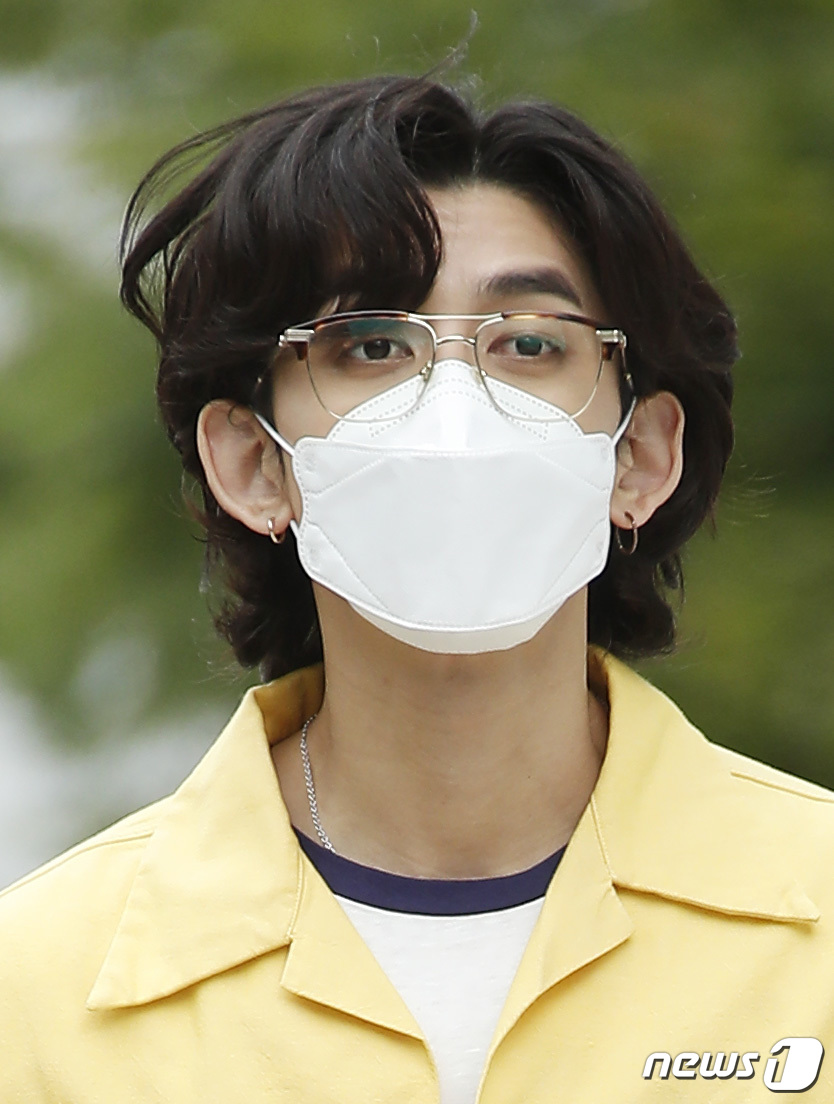 (서울=뉴스1) 권현진 기자 = 잔나비 최정훈이 방송 촬영을 위해 2일 오후 서울 양천구 목동SBS 들어서고 있다. 2021.9.2/뉴스1