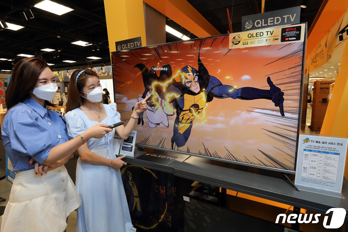 (서울=뉴스1) = 2일 오전 이마트 영등포점 일렉트로마트에서 모델들이 '일렉트로맨 프리미엄 4K UHD QLED 스마트 TV(65인치, 163cm)'를 소개하고 있다.이마트는 일 …