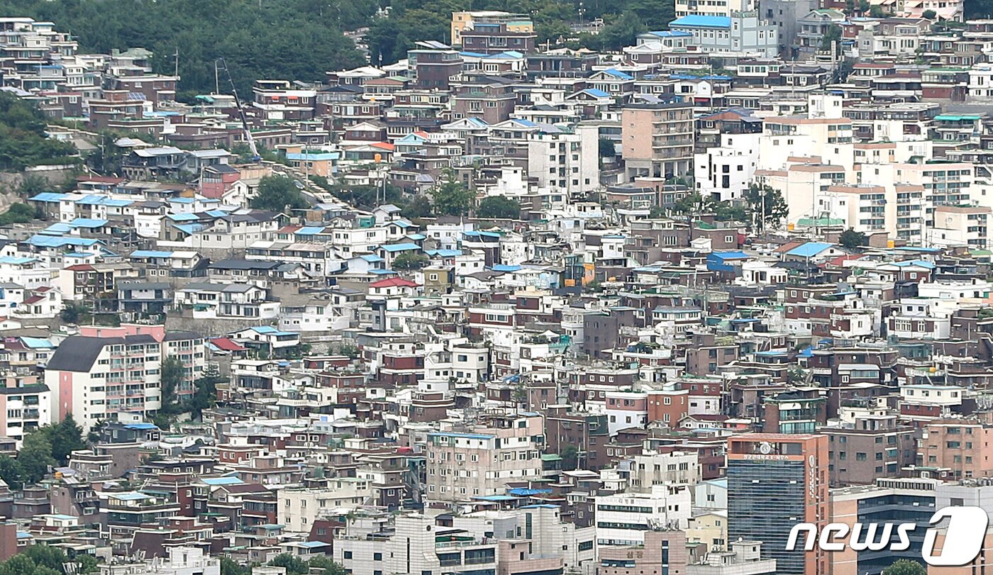 본문 이미지 - 서울 남산타워에서 바라본 빌라촌. ⓒ 뉴스1 이성철 기자