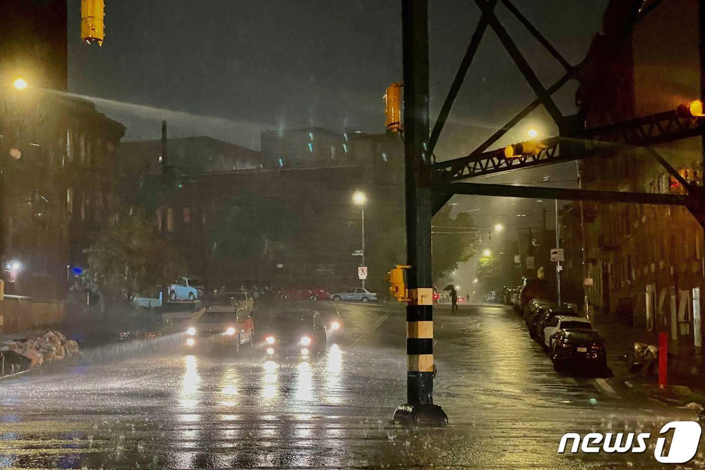 본문 이미지 - 허리케인 '아이다'가 강타한 미국 북동쪽에는 많은 폭우의 영향으로 1일(현지시간) 뉴욕의 거리에는 사람을 거의 찾아볼 수가 없다. ⓒ AFP=뉴스1 ⓒ News1 구진욱 기자