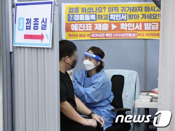 2일 서울 송파구 체육문화회관에 마련된 예방접종센터에서 시민들이 신종 코로나바이러스 감염증(코로나19) 백신 접종을 하고 있다. 모더나사 우리 정부에 약속한 코로나19 백신 600만회분 중 102만회분이 이날 오후 인천국제공항을 통해 국내에 들어온다. 나머지 498만회분도 이번 주말이나 늦어도 다음주 초까지 순차적으로 도입될 예정으로 정부는 추석연휴 전에 국민 70%의 1차 접종완료 목표 달성에 차질이 없을 것이라고 밝혔다. 신웅수 기자
