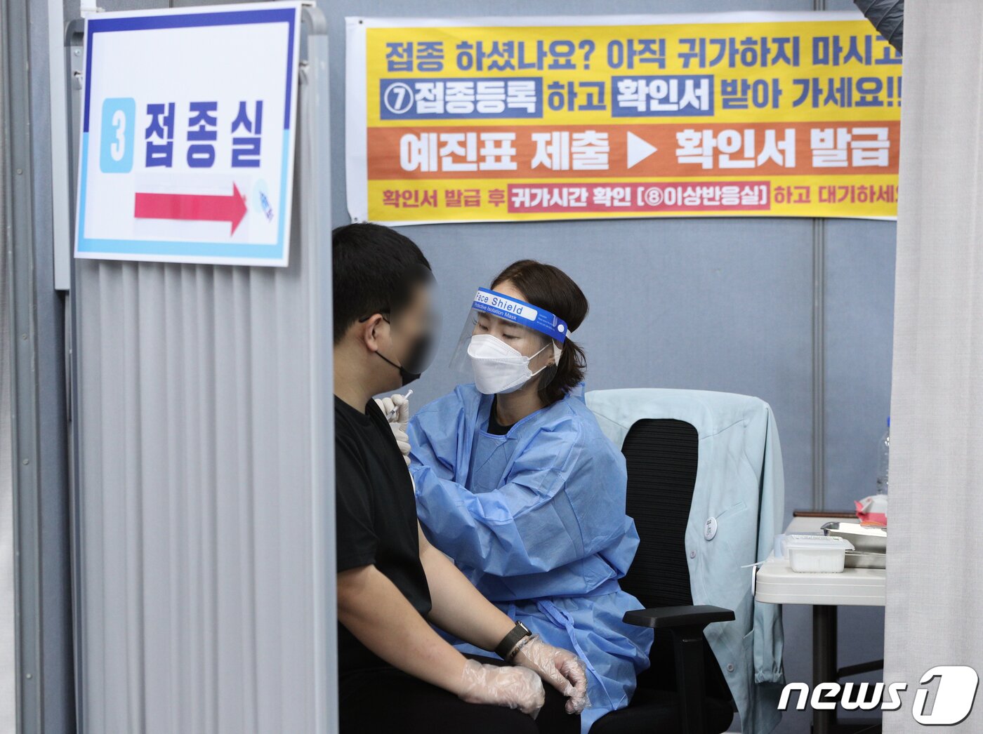 본문 이미지 - 2일 서울 송파구 체육문화회관에 마련된 예방접종센터에서 시민들이 신종 코로나바이러스 감염증(코로나19) 백신 접종을 하고 있다. 모더나사 우리 정부에 약속한 코로나19 백신 600만회분 중 102만회분이 이날 오후 인천국제공항을 통해 국내에 들어온다. 나머지 498만회분도 이번 주말이나 늦어도 다음주 초까지 순차적으로 도입될 예정으로 정부는 추석연휴 전에 국민 70%의 1차 접종완료 목표 달성에 차질이 없을 것이라고 밝혔다. 신웅수 기자