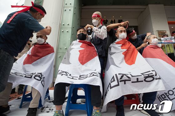 민주노총 조합원들이 2일 오후 서울 중구 민주노총 앞에서 양경수 민주노총 위원장 강제 구인 규탄 입장 및 형후 계획 발표 기자회견에서 삭발식을 하고 있다. 이재명 기자