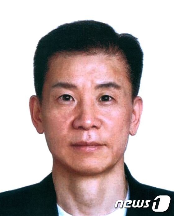 전자발찌를 끊고 여성 2명을 살해한 혐의를 받는 56살 강윤성의 신상정보가 공개됐다. 서울경찰청은 2일 오후 피의자 신상공개 심의위원회를 열고 강윤성의 얼굴과 이름, 나이를 공개하기로 했다. (서울경찰청 제공)