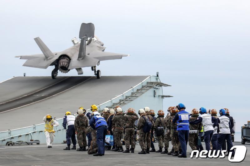 본문 이미지 - 영국 항공모함 '퀸 엘리자베스'에서 F-35B 전투기가 출격하고 있다.(사진출처=퀸 엘리자베스 공식 트위터).ⓒ 뉴스1