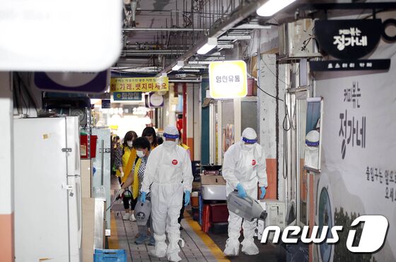 2일 광주 북구 운암시장에서 운암2동 행정복지센터 직원들과 보건소 방역반, 부녀회, 상인회원들이 추석을 앞두고 신종 코로나바이러스 감염증(코로난19) 예방을 위해 방역작업을 하고 있다. (광주북구 제공) 허단비 기자