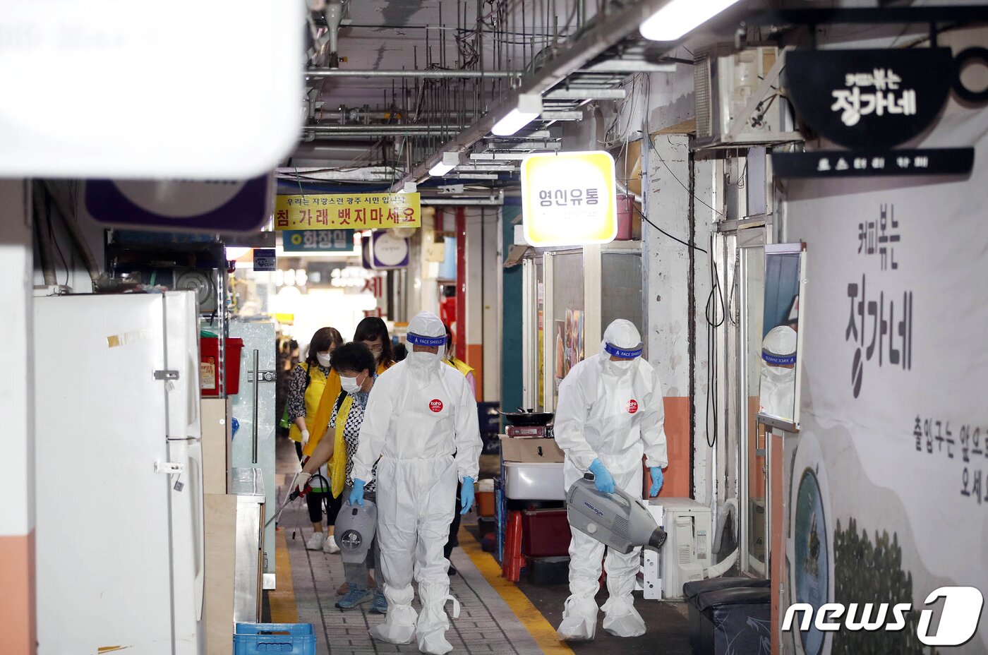 본문 이미지 - 2일 광주 북구 운암시장에서 운암2동 행정복지센터 직원들과 보건소 방역반, 부녀회, 상인회원들이 추석을 앞두고 신종 코로나바이러스 감염증(코로난19) 예방을 위해 방역작업을 하고 있다. (광주북구 제공) 허단비 기자