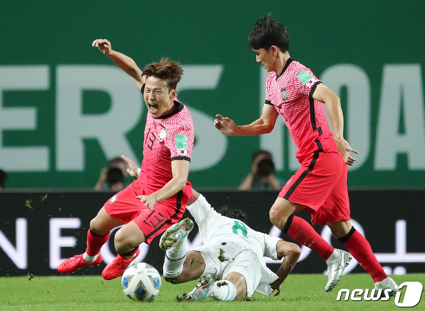본문 이미지 - 2일 오후 서울 마포구 상암동 서울월드컵경기장에 열린 2022 국제축구연맹&#40;FIFA&#41; 카타르 월드컵 아시아지역 최종예선 A조 대한민국과 이라크의 경기, 대한민국 손준호가 드리블 중 이라크 선수의 백태클에 넘어지고 있다. 2021.9.2/뉴스1 ⓒ News1 김진환 기자
