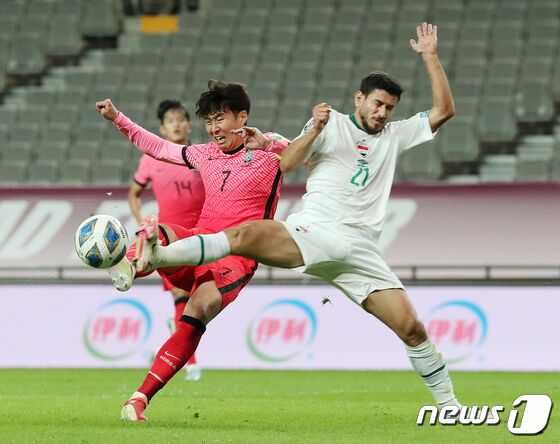 2일 오후 서울 마포구 상암동 서울월드컵경기장에 열린 2022 국제축구연맹(FIFA) 카타르 월드컵 아시아지역 최종예선 A조 대한민국과 이라크의 경기, 대한민국 손흥민이 이라크 골문 앞에서 슈팅을 때리고 있다. 김진환 기자
