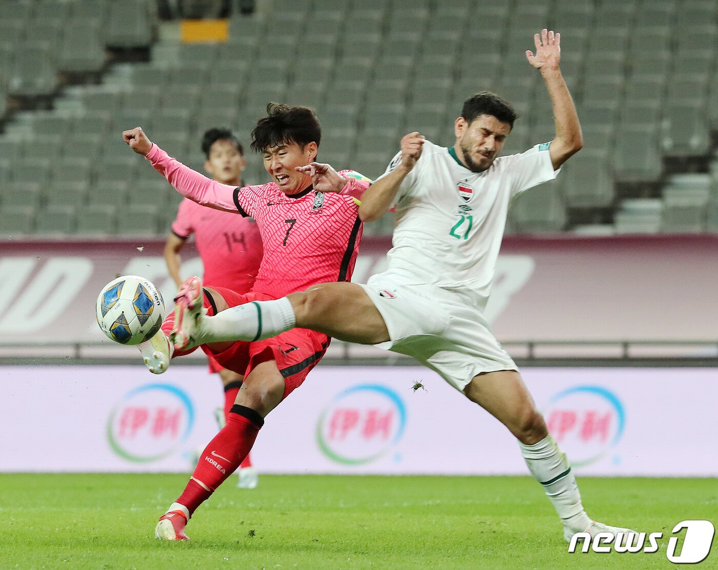 본문 이미지 - 2일 오후 서울 마포구 상암동 서울월드컵경기장에 열린 2022 국제축구연맹(FIFA) 카타르 월드컵 아시아지역 최종예선 A조 대한민국과 이라크의 경기, 대한민국 손흥민이 이라크 골문 앞에서 슈팅을 때리고 있다. 김진환 기자