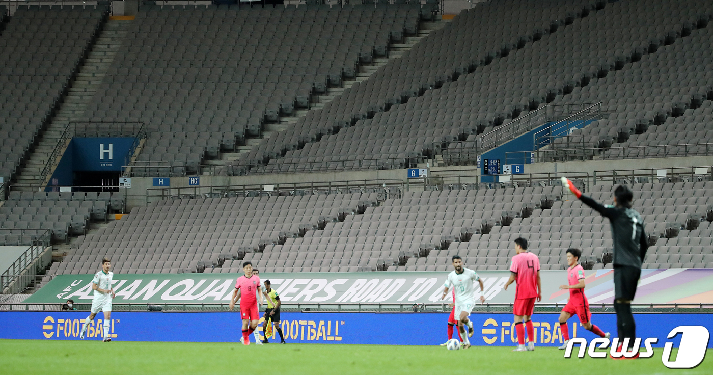 (서울=뉴스1) 김진환 기자 = 2일 오후 서울 마포구 상암동 서울월드컵경기장에 열린 2022 국제축구연맹(FIFA) 카타르 월드컵 아시아지역 최종예선 A조 대한민국과 이라크의 경 …