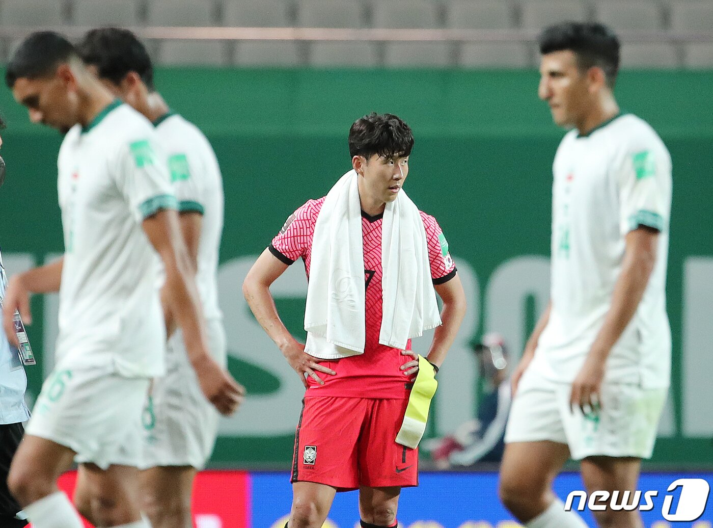본문 이미지 - 2일 오후 서울 마포구 상암동 서울월드컵경기장에 열린 2022 국제축구연맹(FIFA) 카타르 월드컵 아시아지역 최종예선 A조 대한민국과 이라크의 경기에서 0대0 무승부를 기록한 대한민국 손흥민이 아쉬워하고 있다. 2021.9.2/뉴스1 ⓒ News1 김진환 기자