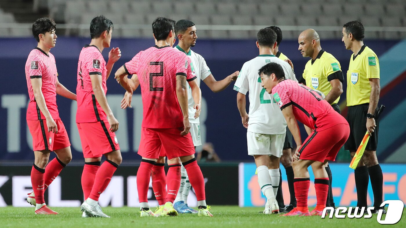 본문 이미지 - 2일 오후 서울 마포구 상암동 서울월드컵경기장에 열린 2022 국제축구연맹(FIFA) 카타르 월드컵 아시아지역 최종예선 A조 대한민국과 이라크의 경기에서 0대0 무승부를 기록한 대한민국 손흥민을 비롯한 선수들이 아쉬워하고 있다. 김진환 기자