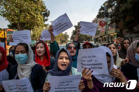 19일 아프간 여성들이 여성부 건물 앞에서 여성 인권 옹호 시위를 벌이고 있다. © AFP=뉴스1