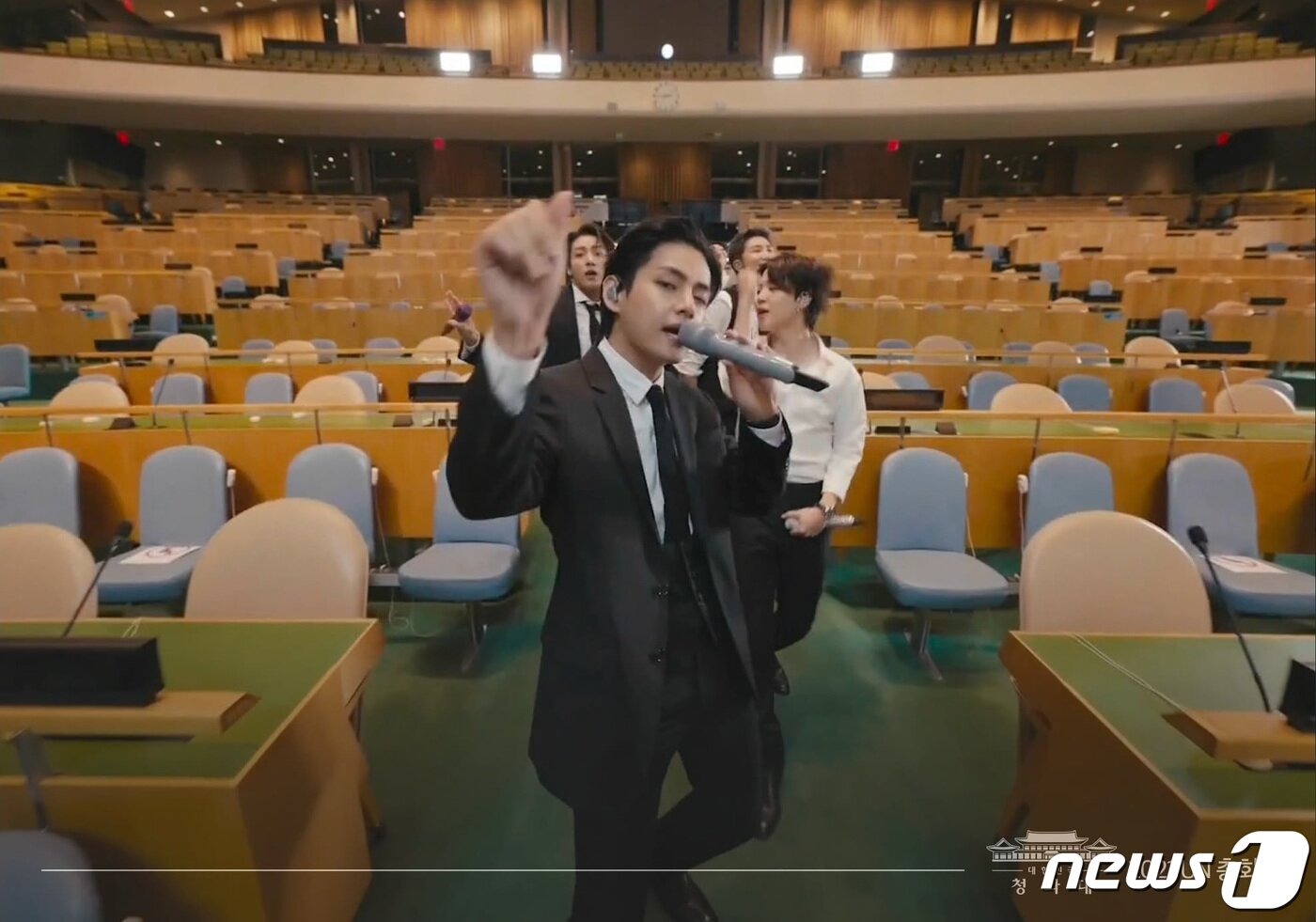 본문 이미지 - 그룹 방탄소년단&#40;BTS&#41;이 20일&#40;현지시간&#41; 뉴욕 유엔본부에서 열린 제76차 유엔 총회 SDG Moment&#40;지속가능발전목표 고위급회의&#41; 개회 세션에서 공연을 펼치고 있다. &#40;청와대 페이스북&#41; 