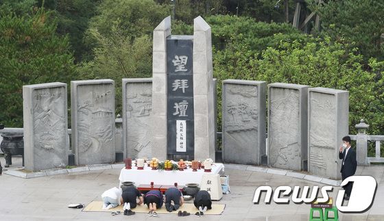 추석인 21일 오전 경기도 파주 임진각 망배단에서 이북 실향민 가족들이 차례를 지내고 있다. 임세영 기자