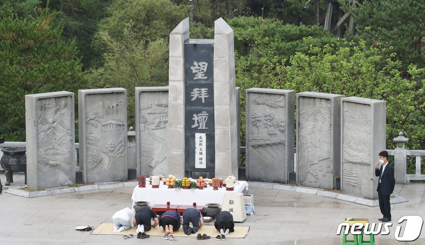 본문 이미지 - 추석인 21일 오전 경기도 파주 임진각 망배단에서 이북 실향민 가족들이 차례를 지내고 있다. 임세영 기자