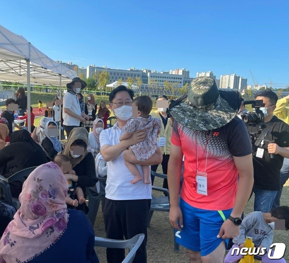 본문 이미지 - 박범계 법무부장관이 19일 축구시합 행사에 참가한 아프가니스탄 특별기여자의 아동을 안고 있다.(법무부 제공)ⓒ 뉴스1