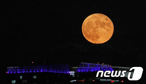 추석인 21일 오후 서울 도심 위로 동그란 보름달이 떠오르고 있다. 조태형 기자
