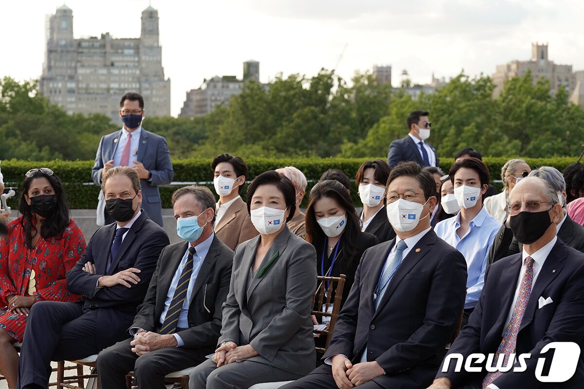 본문 이미지 - 제76차 유엔총회를 계기로 문재인 대통령과 함께 미국 뉴욕을 방문 중인 김정숙 여사와 황희 문화체육부 장관, '미래세대와 문화를 위한 대통령 특별사절'로 임명된 그룹 방탄소년단(BTS)이 20일(현지시간) 메트로폴리탄 미술관 한국실 개관 행사에 참석해 있다. (청와대 제공) 2021.9.21/뉴스1